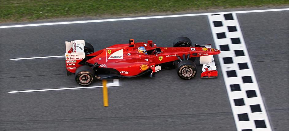 Fernando Alonso bo za Ferrarija dirkal vsaj še do konca sezone 2016. (Foto: EPA)