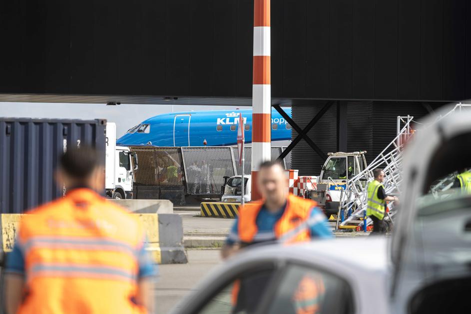 Schiphol letalo klm nesreča motor etališče