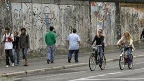 Razstava o berlinskem zidu Trenutek v Nemčiji bo na ogled do 23. novembra. FOTO: