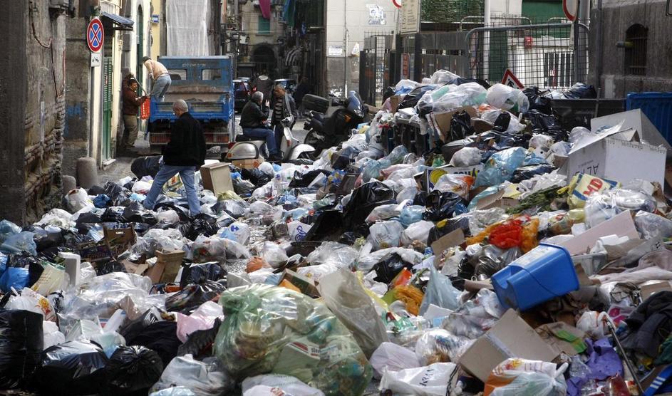 Količine smeti v Neaplju se še kar naprej kopičijo.