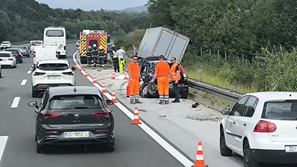 tragična prometna nesreča Slovenec z vlačilcem povozil moškega na odstavnem pasu