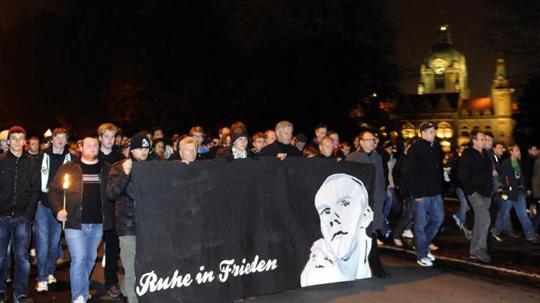 Od Enkeja so se poslovili številni navijači. FOTO: AFP