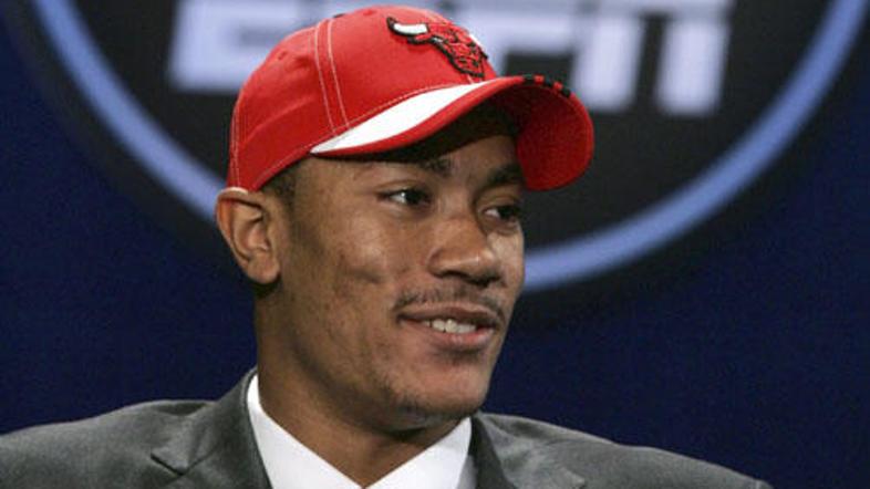 Derrick Rose je na novinarska vprašanja že lahko odgovarjal v čepici Chicago Bul