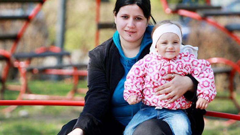 Za zdaj se Vesna Špolad pri varstvu hčerke izmenjuje s partnerjem, pomagajo ji t