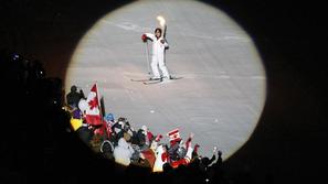 Nekdanji smukač Steve Podborski je takole zavijugal z olimpijsko baklo. (Foto: R