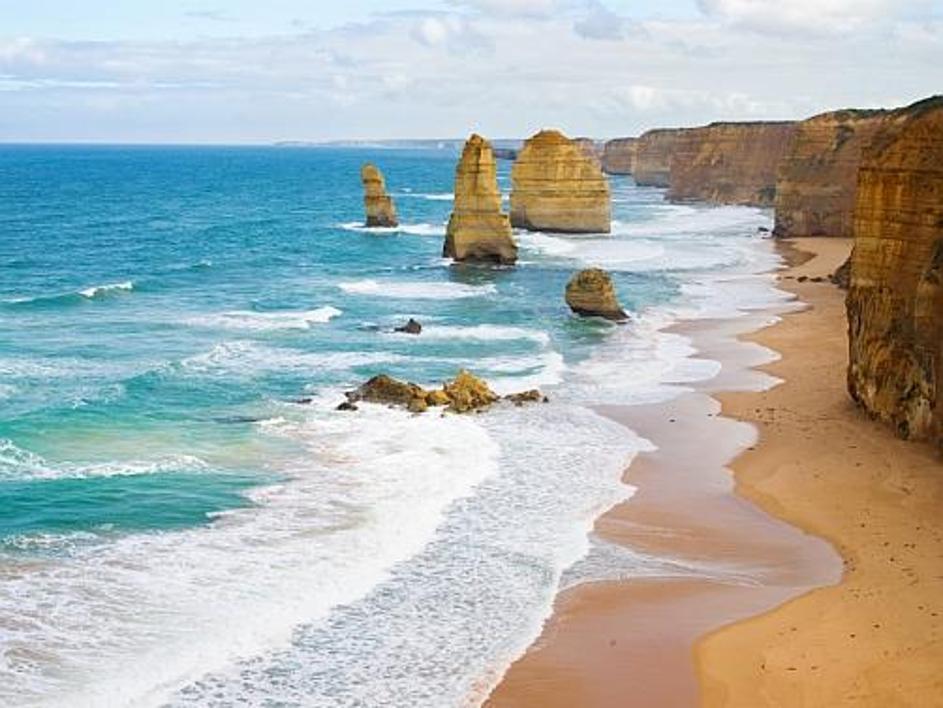 Dvanajst apostolov zre na Great Ocean Road v jugovzhodni Avstraliji.