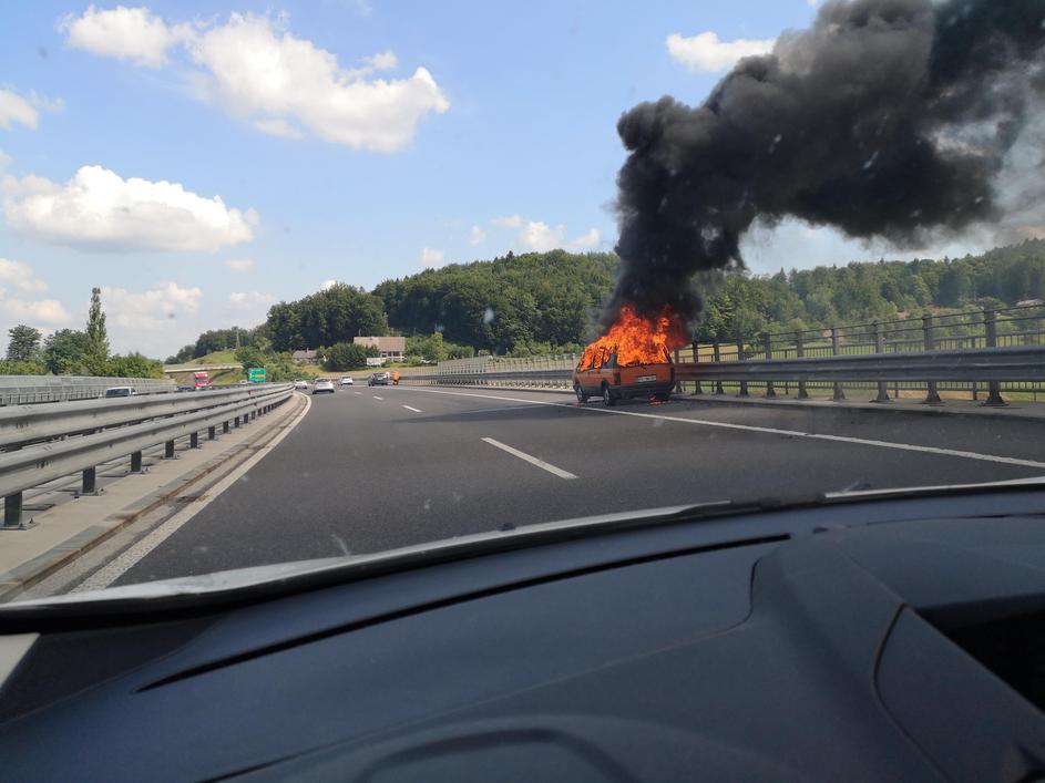 goreče vozilo dolenjska avtocesta