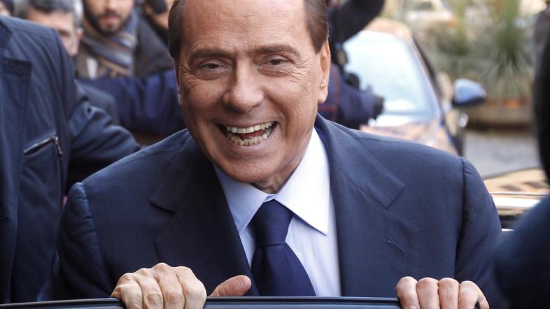 Silviu Berlusconiju se smeje kljub temu, da bo moral 6. aprila stopiti pred sodi