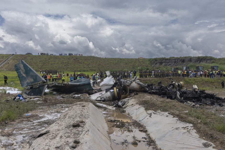 V strmoglavljenju letala v Nepalu več mrtvih | Avtor: epa