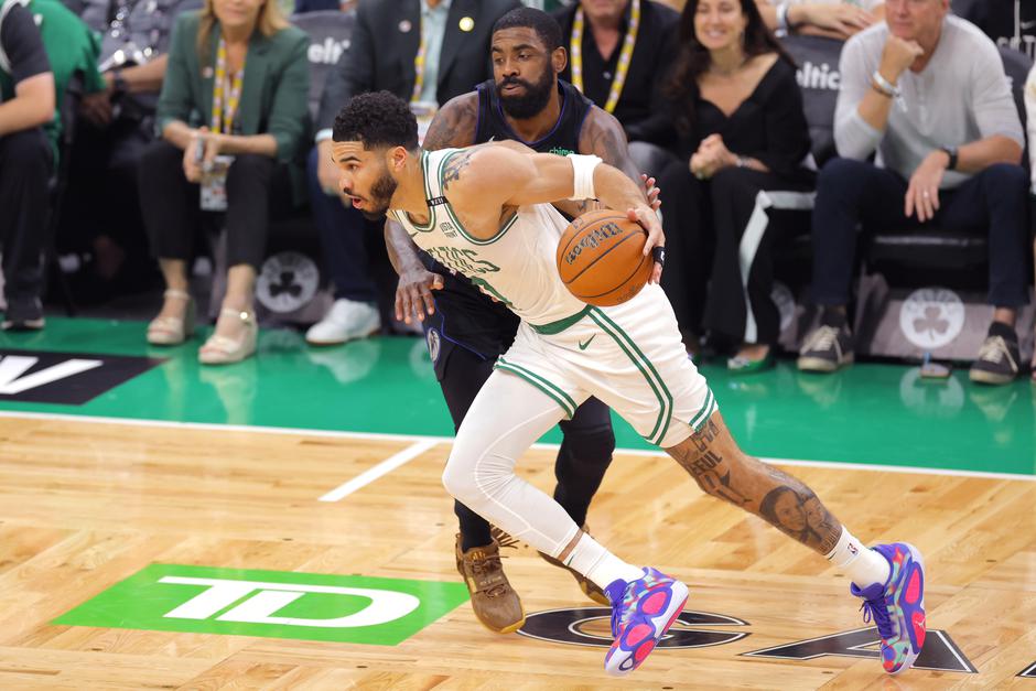 Jayson Tatum in Kyrie Irving | Avtor: Epa