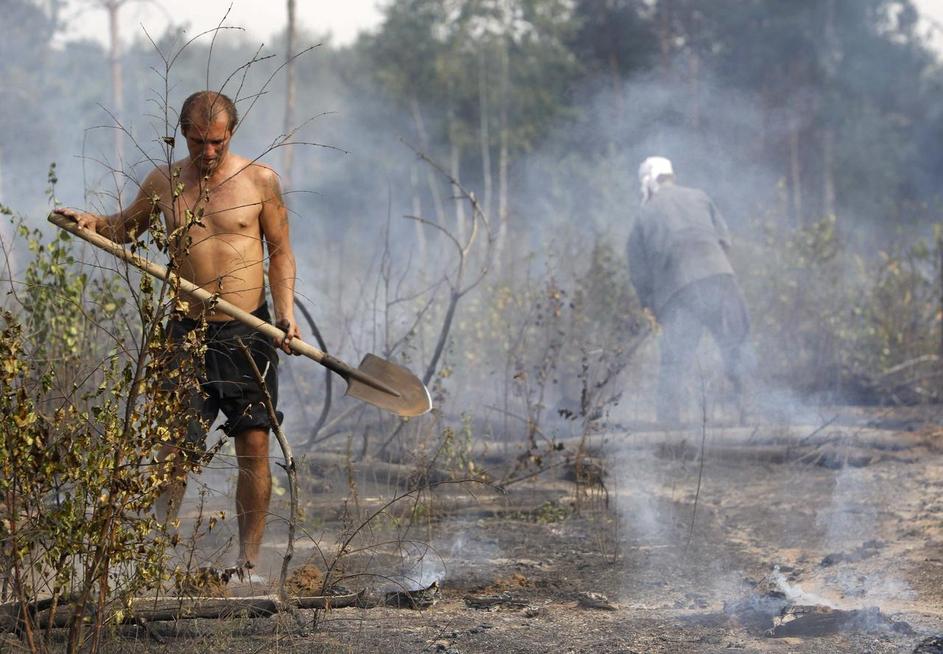 Pri gašenju sodelujejo tudi vojaki. (Foto: Reuters)