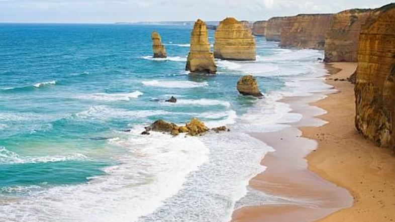 Dvanajst apostolov zre na Great Ocean Road v jugovzhodni Avstraliji.