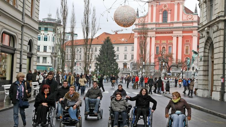 V okviru akcije revije Element so invalidi na Prešernovem trgu v Ljubljani opozo