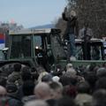 protest v Novem Sadu protestniki stojijo na traktorjih