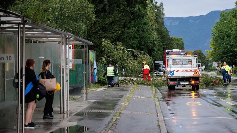 vreme gasilci veter dež poplave