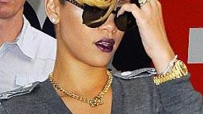 Rihanna z novo frizuro.