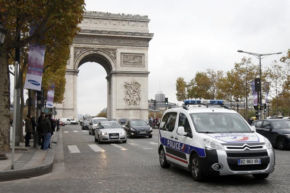 Pariz strelec policija iskanje