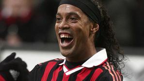 Ronaldinho se težko upira skušnjavam zabave. (Foto: EPA)