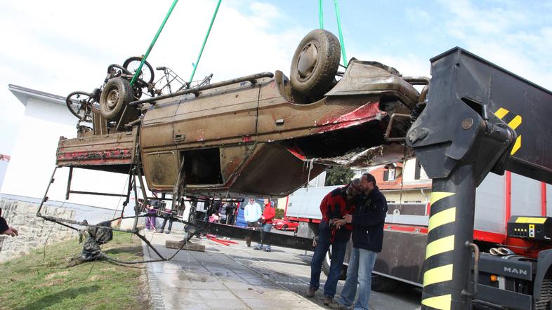 Mariborski potapljači so iz Drave potegnili celo manjši tovornjak. (Foto: Barbar