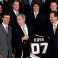 Anaheim je predsedniku Bushu poklonil dres s številko 7.