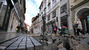 Za tlakovanje so delavci uporabili pohorski tonalit. foto: Anže Petkovšek