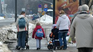 Tudi mamice z vozički, šolarji in upokojenci so prisiljeni stopiti na kolesarsko