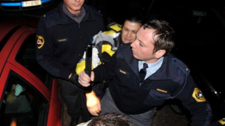 Prerivanje med policijo in Romi v naselju Ruperč vrh. (Foto: Bogdan Miklič)