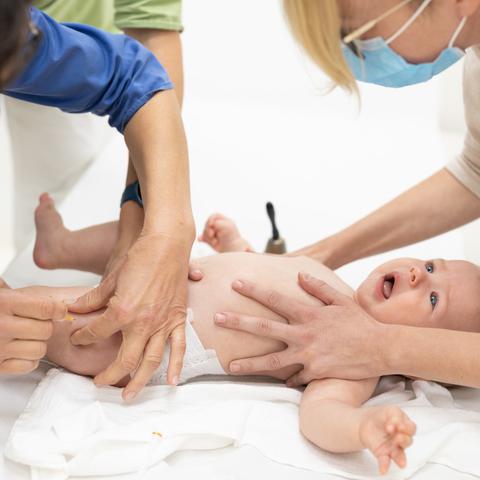 medicinska sestra cepi otroka cepljenje