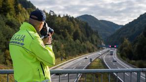 Avtocestna policija radar merjenje hitrosti varnostna razdalja