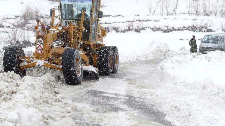 Čiščenje snega na območju prelaza Salang na fotografiji iz decembra 2009. (Foto: