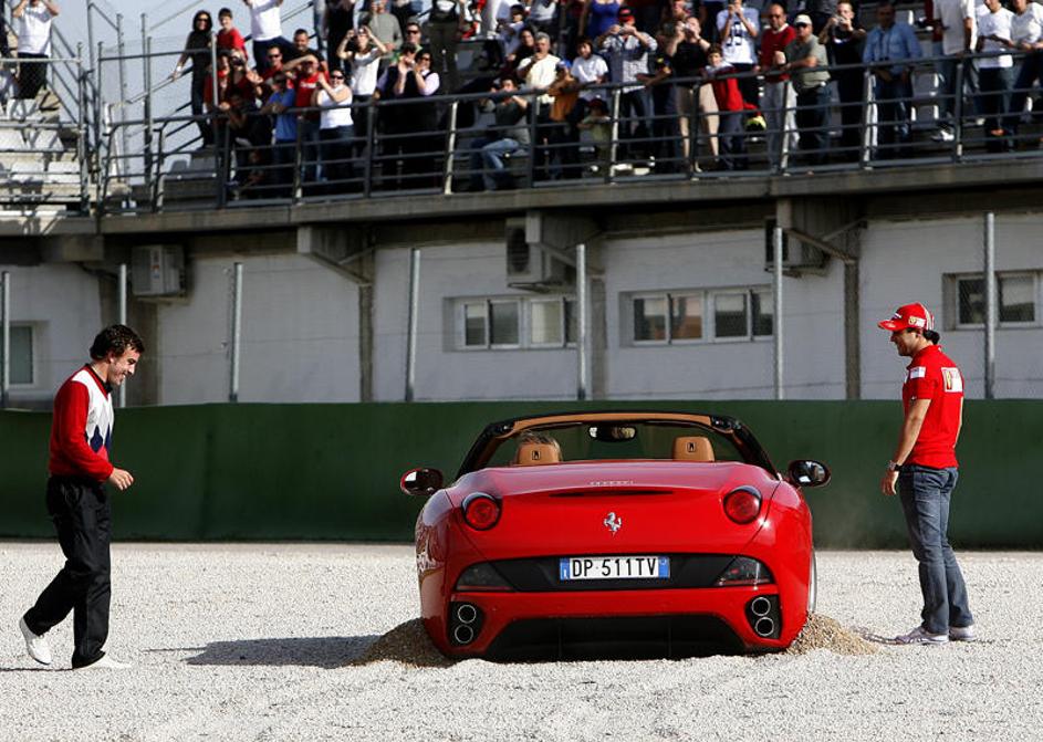 Alonso in Massa nista mogla verjeti, kam ju je zapeljal njun šef. (Foto: AFP)