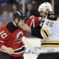 Na tekmi med Devils in Bruins so zapele tudi pesti. (Foto: Reuters)