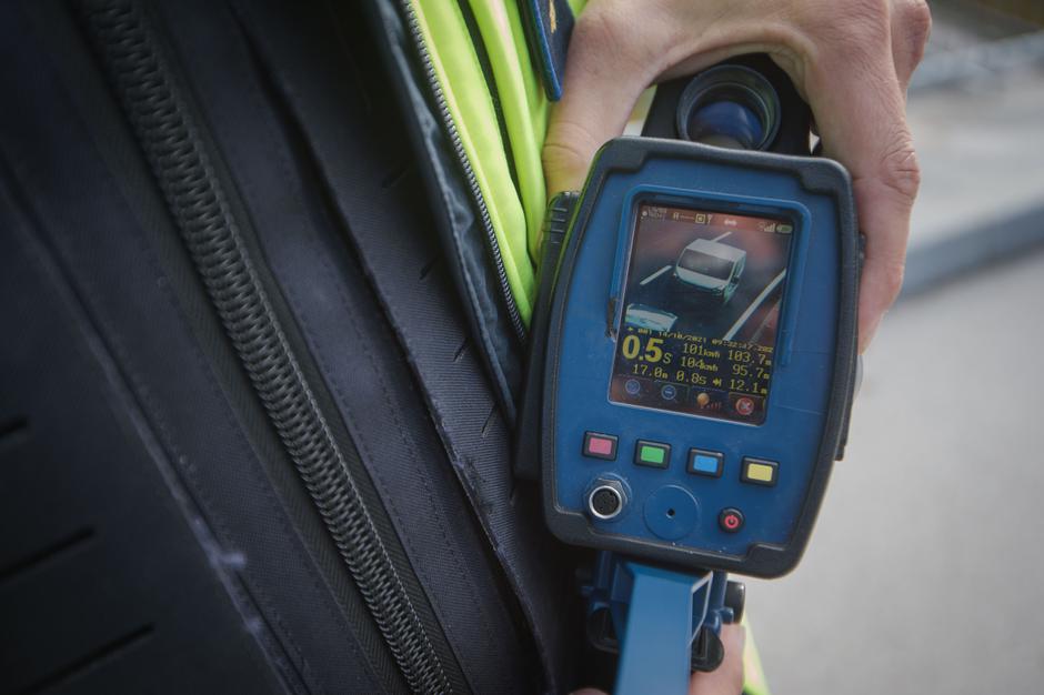 Avtocestna policija radar merilnik merjenje hitrosti varnostna razdalja | Avtor: Anže Petkovšek