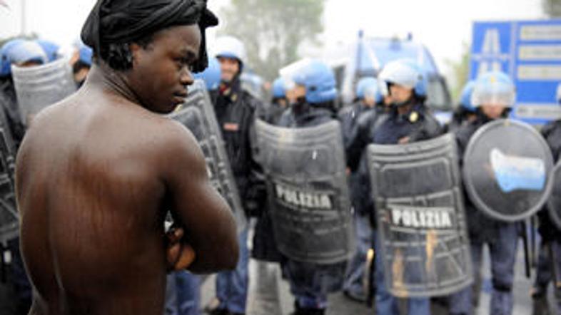 Pokol šestih Afričanov je sprožil proteste priseljencev v bližini Neaplja.