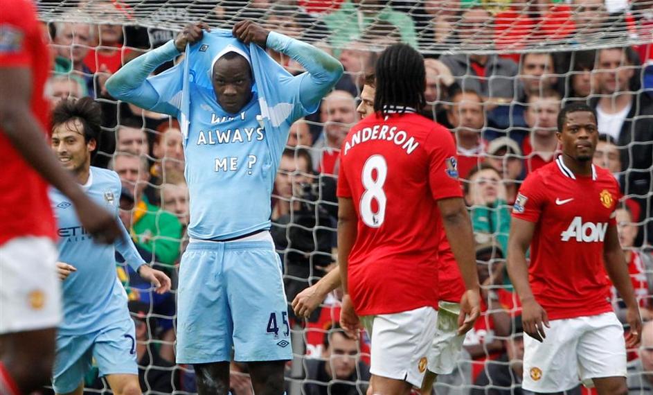 Mario Balotelli proslavlja po prvem golu na Old Traffordu.