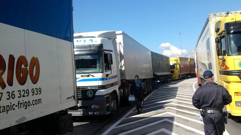 Tako so policisti danes delili vodo na mejnih prehodih. (Foto: Sindikat policist