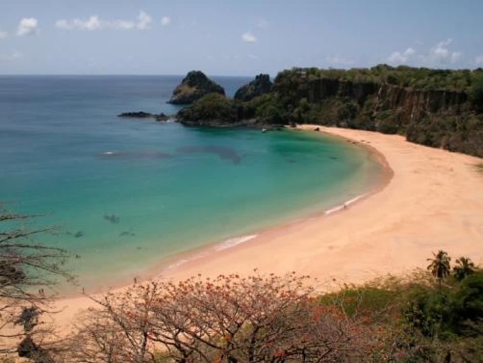 Otočje Fernando de Noronha sestavlja približno 350 otokov, število turistov, ki 