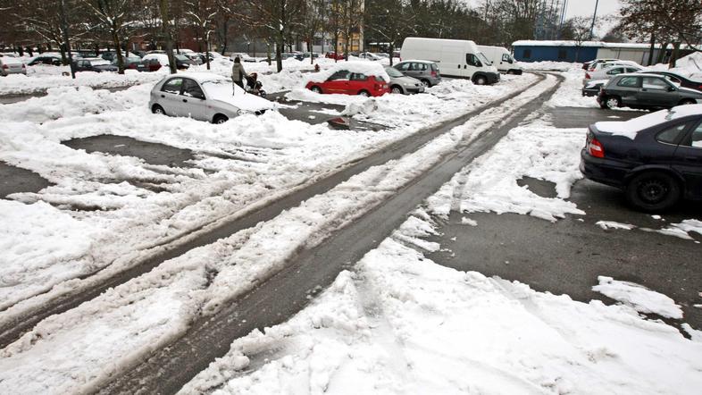 Bralec je prepričan, da bi z risanjem črt, ki označujejo parkirne prostore, prid