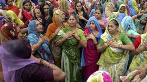 Hindujke žalujejo za žrtvami napada v mestu Ahmedabad v Indiji, ki je potegnil v