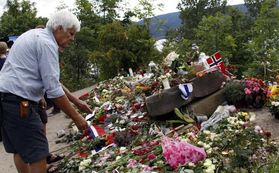 Polaganje rož v spomin na žrtve napada na Norveškem